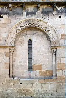 Arcade de l'église Notre-Dame de Mailhat.