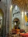 Vue dans la nef à travers la croisée du transept.