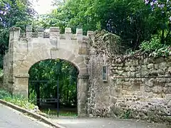 Porte crénelée du XVIIe siècle.