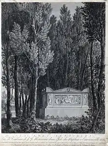Cénotaphe entouré d'arbres, dont le bas-relief représente une femme allaitant son enfant et lisant l'Émile.