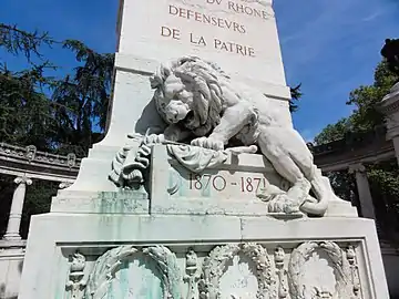 Monument des enfants du Rhône (1888), détail du lion accroupi et blessé sculpté par Textor, Lyon, place du Général-Leclerc.