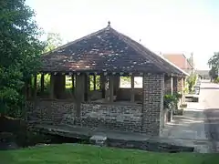 Lavoir du hameau de Sivrey à Auxon (Pays d'Armance, 10). Au premier plan le ru détourné entre dans le lavoir ; il longe ensuite le lavoir côté rue.