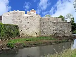 La tour haute et la tour basse des moulins.