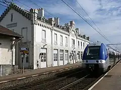 Un TER en gare d'Auxonne.