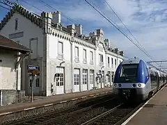 Gare d'Auxonne vue du quai direction Dijon avec un XGC St Claude-Dijon