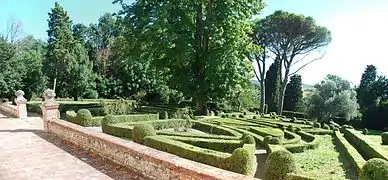 Jardin à la française de buis taillés au château d'Auzil