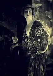 Photo en noir et blanc d'une femme en kimono. Éclairage artistique