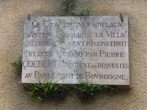 Plaque commémorative de l’ancien collège d'Avallon,au-dessus de la porte piétons du musée