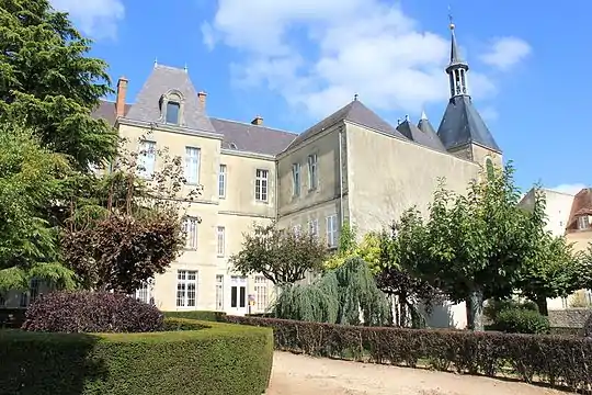 Jardin public Schiever derrière le musée de l'Avallonnais.