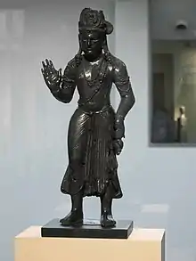 Bodhisattva Avalokiteshvara. IIIe – IVe siècle (voire plutôt IVe – Ve siècle. Bronze, incrustations d'argent, H. 37 cm. Musée Guimet