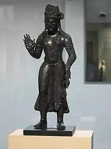 Bodhisattva Avalokiteshvara. IVe – Ve siècle. Gandhara. Bronze, incrustations d'argent, H. 37 cm. Musée Guimet