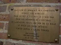 Plaque commémorative à l'entrée du cimetière.