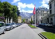 vue sur une avenue d'une ville de Savoie.