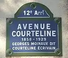 La plaque de rue de l’avenue Courteline à Paris.