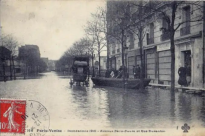 Vue de l'avenue Félix-Faure et rue Duranton pendant les inondations de 1910, le Patronage Laique est visible sur la droite de la voiture à cheval au 72.