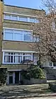 Au n° 51, une maison moderniste, de trois niveaux sous toit plat construite en 1936 par l'architecte Émile De Nil