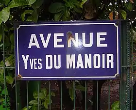 Plaque de l'avenue Yves-du-Manoir à Paris.