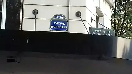 Au n° 109, une ancienne plaque de rue porte l'ancien nom « avenue d'Orléans ».
