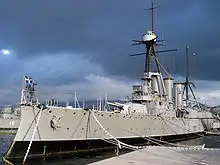 photographie couleurs : un navire de guerre gris à quai