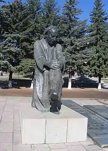Statue d'Avetik Issahakian (Gyumri) 1975