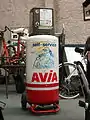 Distributeur d'essence automatique Avia pour vélomoteurs.