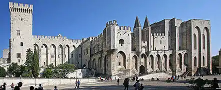 Vue sur le palais des papes d'Avignon depuis la place du Palais, à l'ouest.
