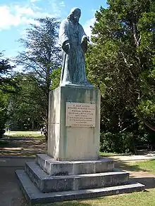 La statue de Jean Althen, au cœur du Jardin des Doms.