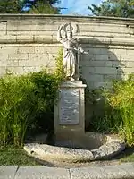 Statue inaugurée en 1998 à l’initiative de « l’association de Vaucluse du  Millénaire Capétien » au jardin des Doms, à Avignon (Vaucluse)