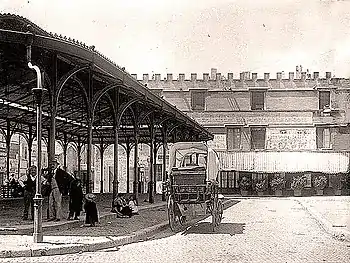 La halle de la place Saint-Jean et la livrée de Florence.