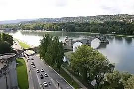 Le « pont d'Avignon » célébré par la chanson, le pont Saint-Bénézet.