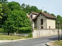 La maison forestière de la porte Vaillant, du parc de Chantilly, à Avilly.