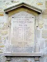 Le monument aux morts du village d'Avilly, sur l'ancienne école aujourd'hui la bibliothèque municipale.