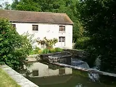 L'ancienne clouterie et moulin à eau d'Avilly, sur la Nonette.