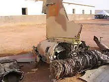 L'arrière d'un avion biréacteur de chasse abattu, portant un drapeau marocain sur la dérive