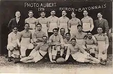 Photographie sépia de 19 sportifs. La représentation porte l’inscription : photo Aubert 1914 - Aviron bayonnais.