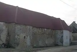 Ancienne « maison forte » entourée de fossés devenue bâtiment agricole.