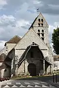 Portail et porche à auvent de l'église Saint-Pierre.