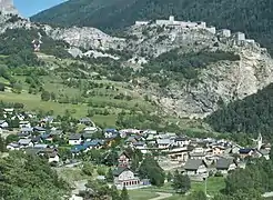 Vue d'ensemble du village avec le fort Victor-Emmanuel.