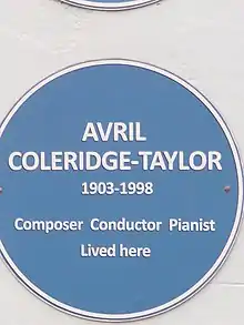 Plaque commémorative à Seaford sur laquelle est inscrite : Avril Coleridge-Taylor vivait là.