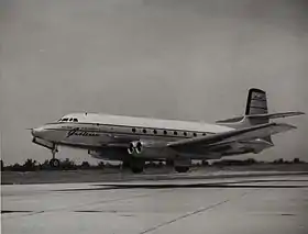 photographie en noir et blanc d’un avion quelques secondes avant l’atterrissage