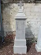 Stèle commémorative 1918 d'un soldat au cimetière.