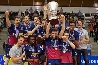 Le Paris Volley fête sa victoire contre le Goubernia Nijni Novgorod en finale de la CEV Cup 2014 à Paris, le 29 mars 2014