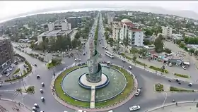 Photographie couleur d'un rond-point situé au centre d'une ville, vu de haut.