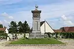 Le monument aux morts an centre du cimetière.