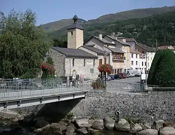 La passerelle Camp de Granou sur l'Oriège et la chapelle Saint-Jérôme.