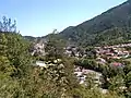 Axat, vue générale, église et ruines du vieux château