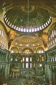 Sainte Sophie de Constantinople. Reconstruite au VIe siècle sous Justinien, elle est le sommet de l'architecture byzantine, mêlant les plans centré et basilical.