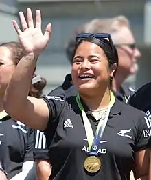 Description de l'image Ayesha Leti-I'iga with RWC medal, waving to the crowd.jpg.