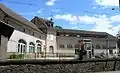 La mairie et le bureau de poste.