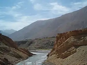 Vue de la rivière Zeravchan traversant la chaîne